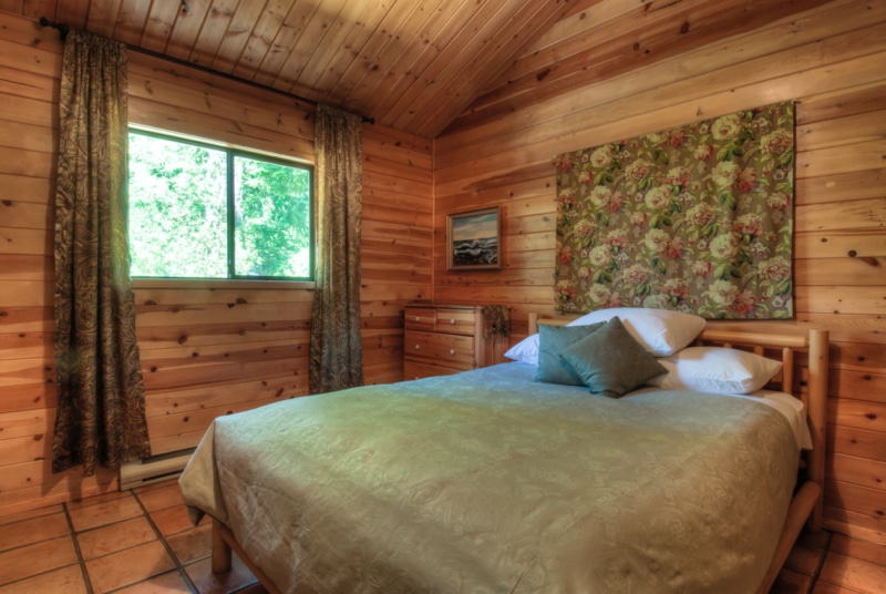 Heriot Bay Inn Cabin Room